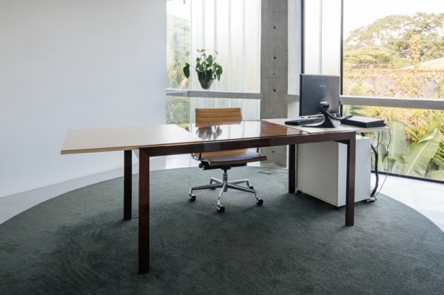 Pozrite sa von z koberca na podlahu