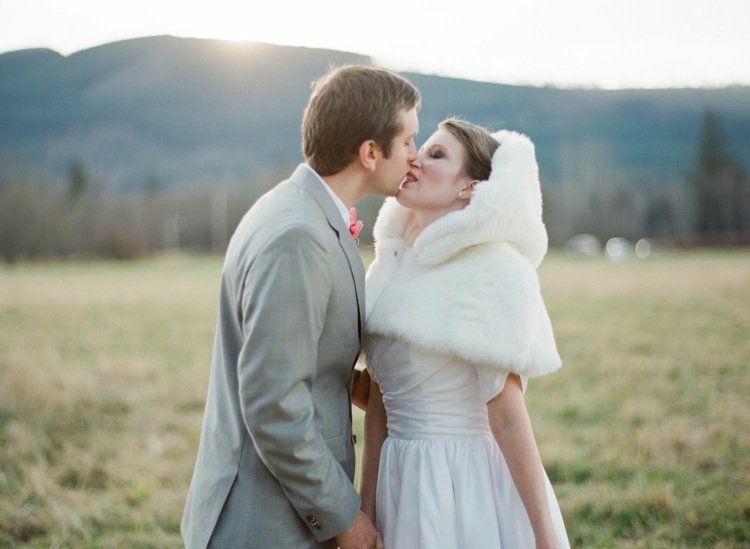 Svadobný hod na svadbu v elegantnej bielej farbe a s kapucňou Hod nevesty na svadbu biely-kožuch-kapucňa-bolero-sivý-oblek-muži