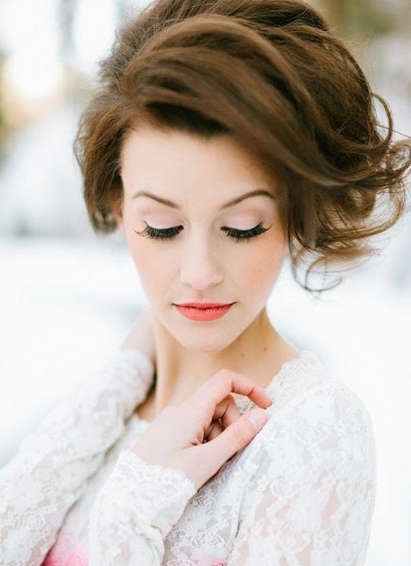 svieži makeup jarný rúž broskyňové oči falošné riasy ružové biele očné tiene