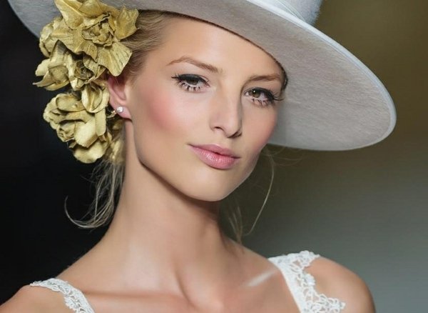 Nevesta krásny prírodný make -up oči lícne kosti ružová farba rúž