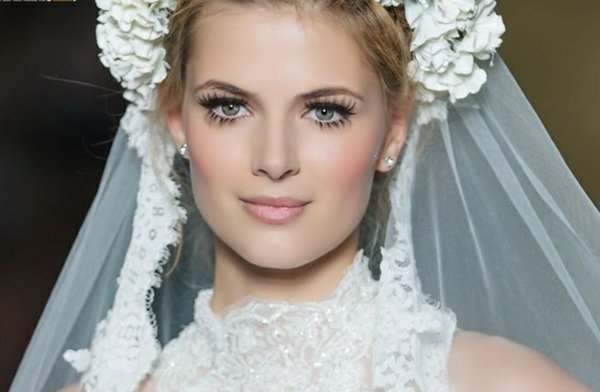 Sčervenalé líca pekne zvýrazňujú hranatú tvár