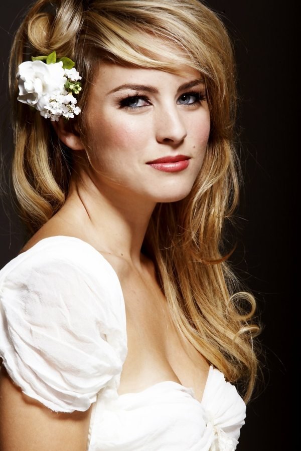 Make-up nápad nevesta dlhé vlasy kučery pleť prirodzené