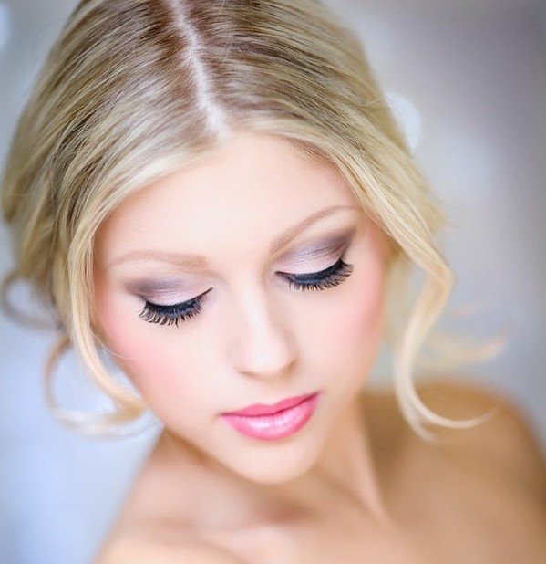 Fialové očné tiene ružová rúž tmavé riasy riasenka