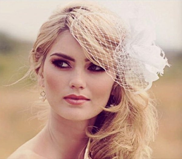 blond rúž čierna riasenka závoj kvety vo vlasoch