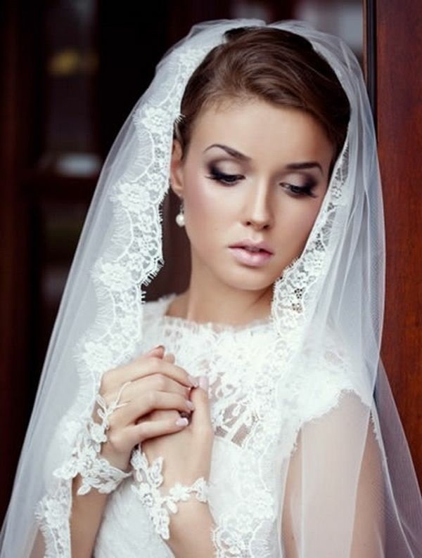 Make -up nevesta tmavé oči použiť fialové očné tiene