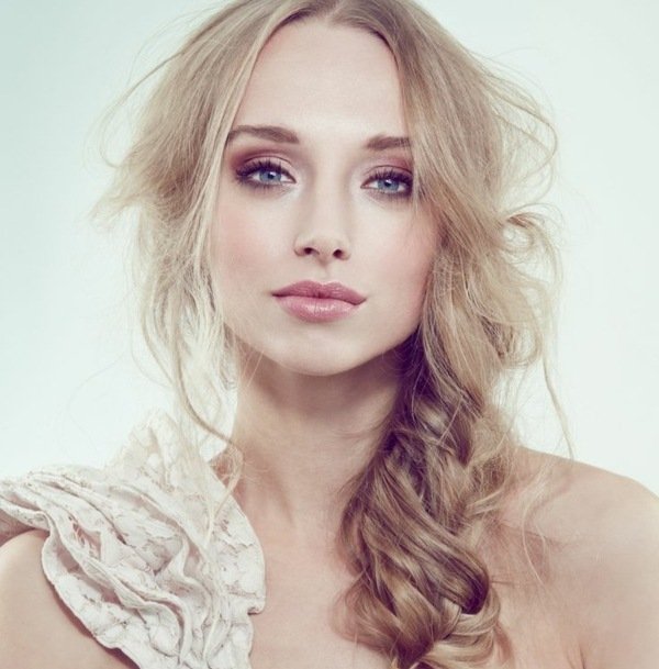 Nápady na líčenie blond vlasy modré oči rúž očný tieň