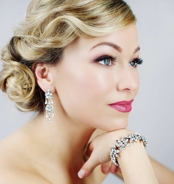 ružová rúž oči riasenka zakrivené očné linky účes