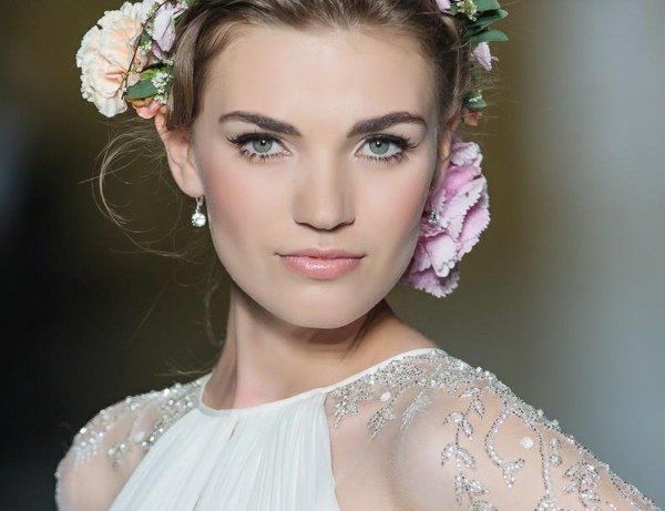 Oči zdôrazňujú vo vlasoch kvety čipky riasenky