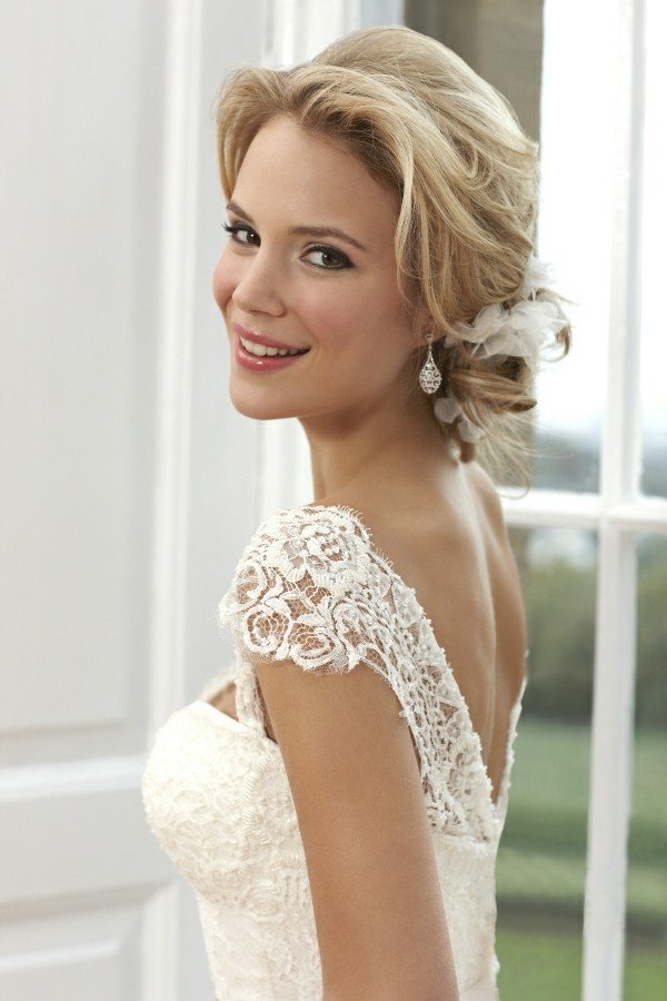 Nápady na líčenie svadobné šaty čipkovaný top bez chrbta