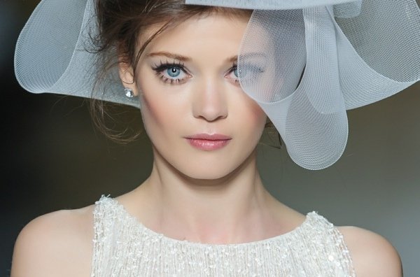 Líčenie nápady ružové pery zvýraznia lícne kosti aplikujú broskyňovú lícenku