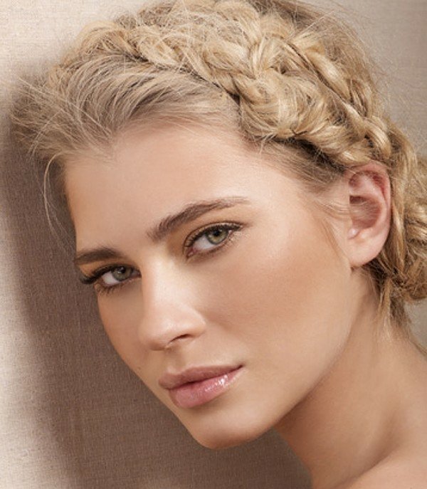 Obočie zvýrazní oči modré nahé očné tiene ružové pery účes spletený do lesku na pery