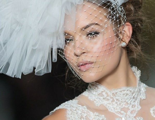 Sčervenalé oči zdôrazňujú čipkový ružový rúž