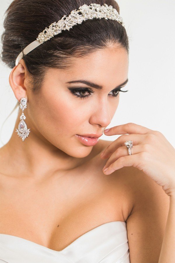 Obočie zvýrazňuje oči tmavé vlasy doplnky k čiernym vlasom