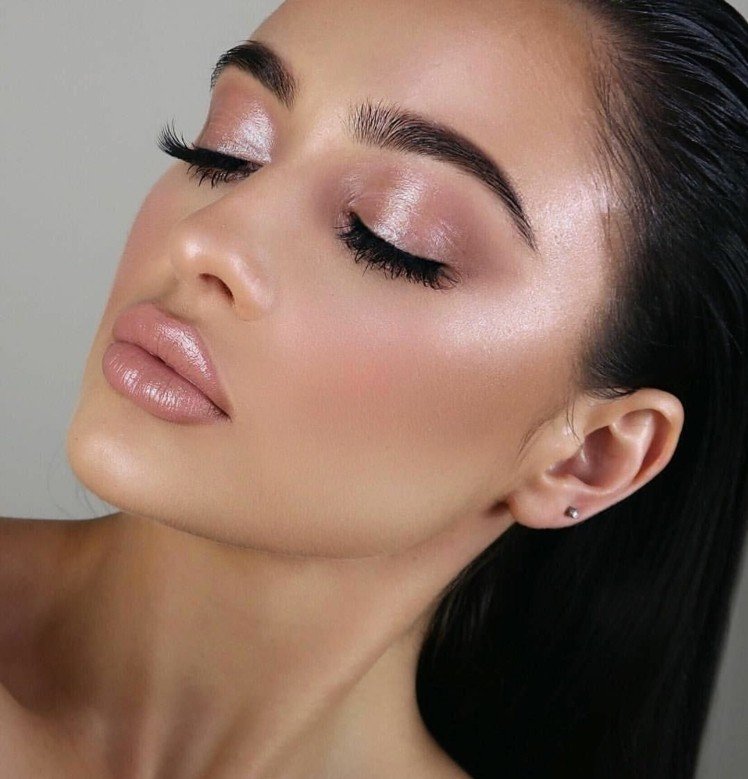 Svetlo odrážajúce líčenie tipy na svadobné očné tiene s trblietkami