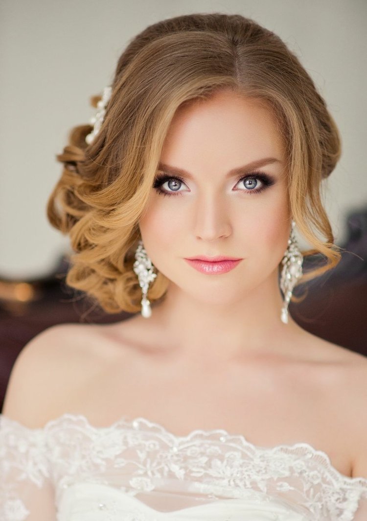 Oči tvoria elegantný ružový rúž svadobné účesy dlhé vlasy updos