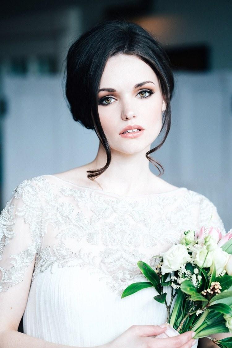 nevesta tmavého typu nalíčená zelené oči jemný prirodzený vzhľad