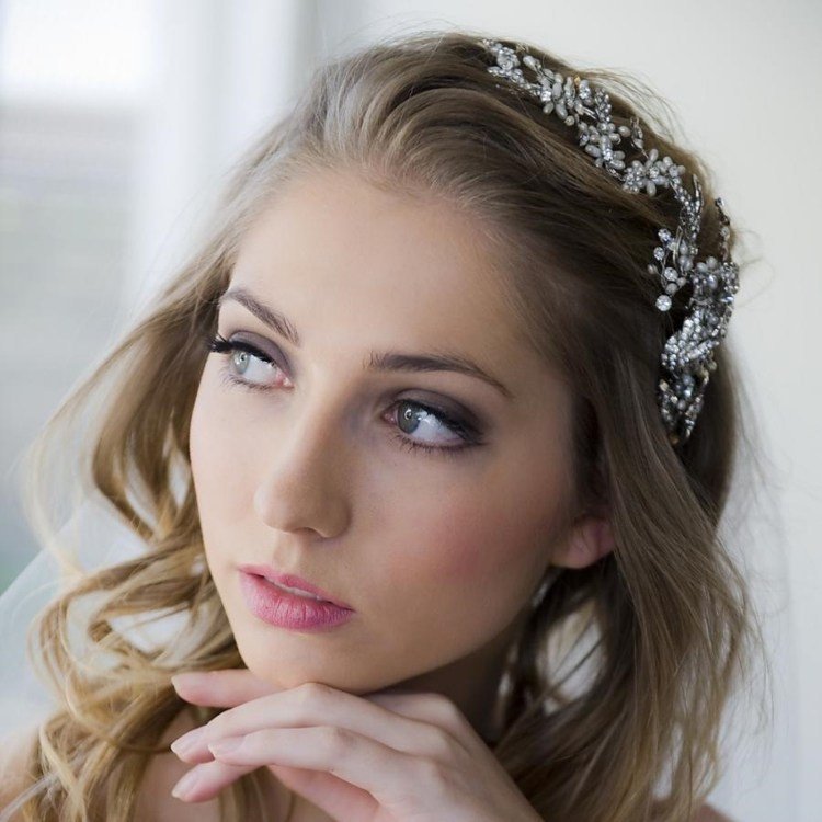 sivé oči tvoria matné pery ružovo modré oči