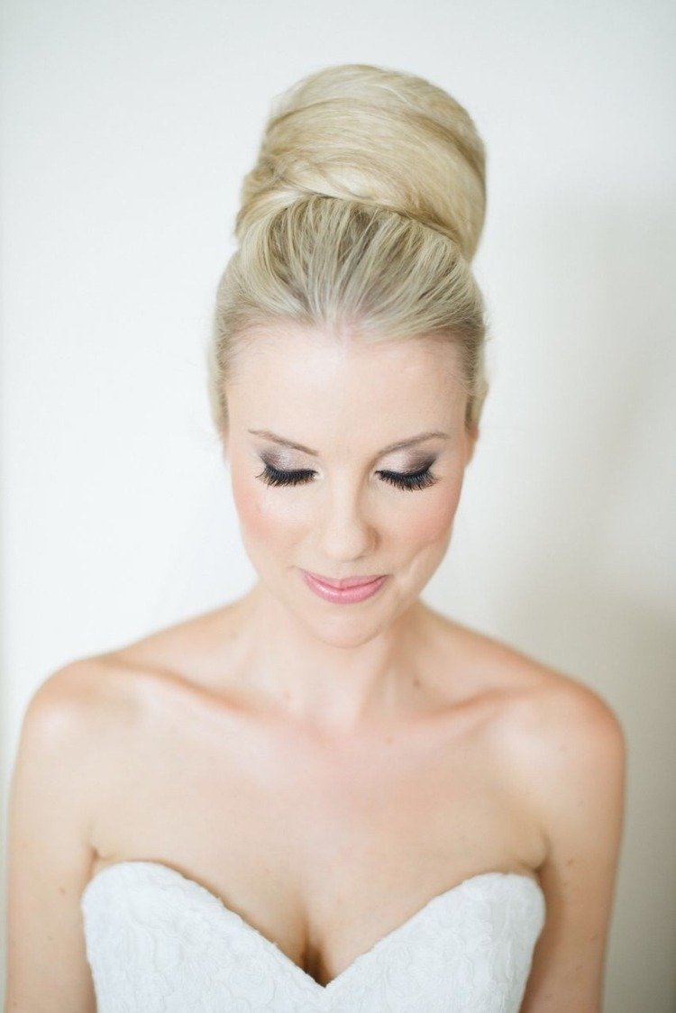 blond nevesta makeup falošné riasy rúž ružová