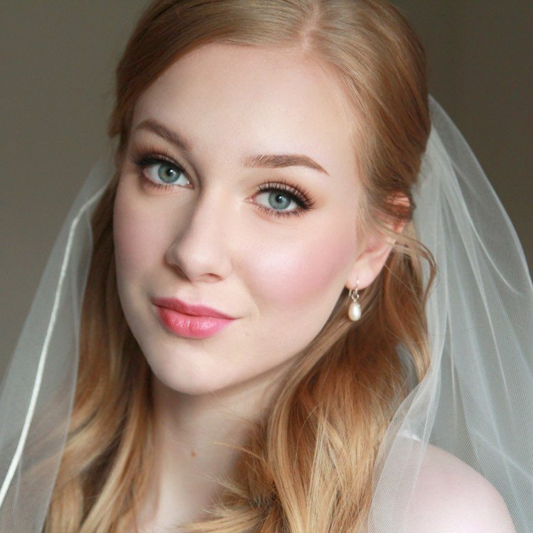 blond vlasy modré oči ružové pery prirodzený vzhľad