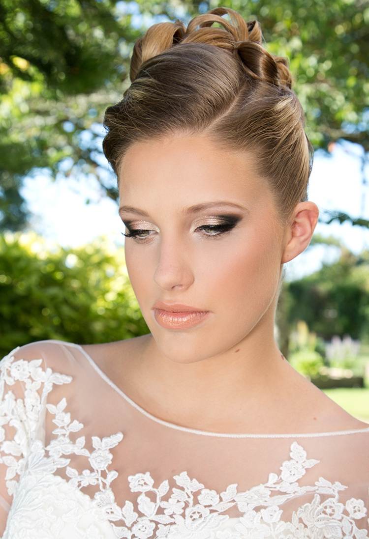 očné tiene červené pery zlaté svetlé oči