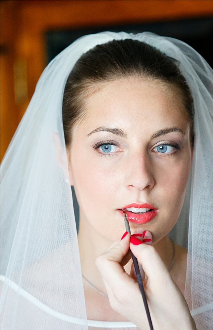 jemná nevesta líčiť svetlé oči nahý líčiť marhuľový rúž