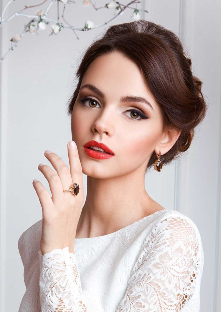 červené pery nevesta líčiť očné linky