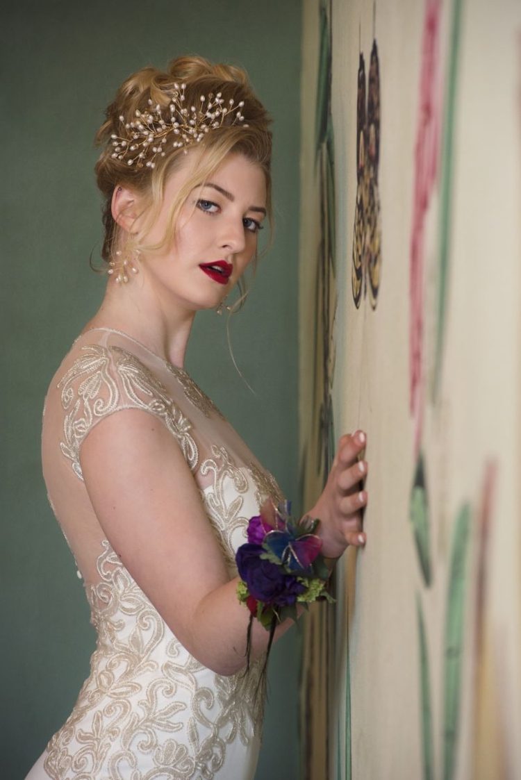 modré oči červené pery vintage svadobné svadobné šaty čipkované krémové