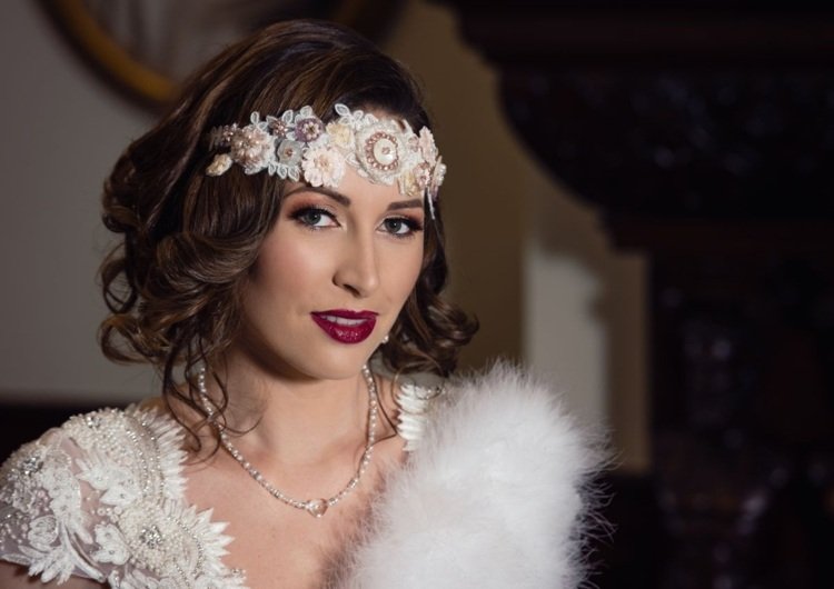 vintage svadobný makeup čelenka s tmavými perami