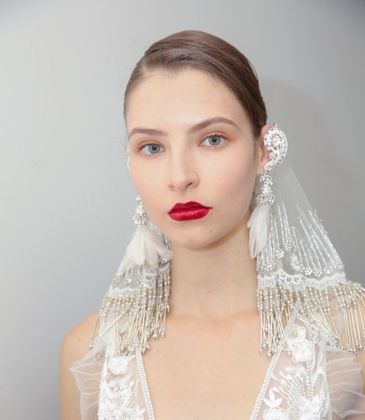 oranžové očné tiene červené pery pútavý make-up