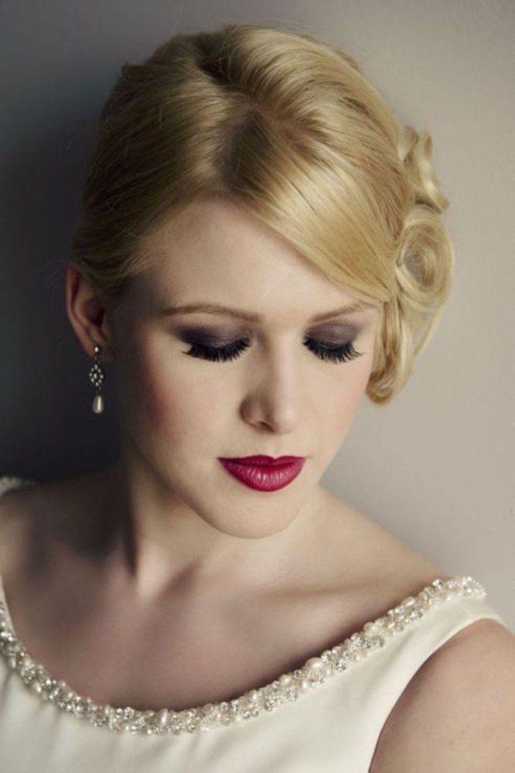 silný make -up nevesty hnedé očné tiene červené pery