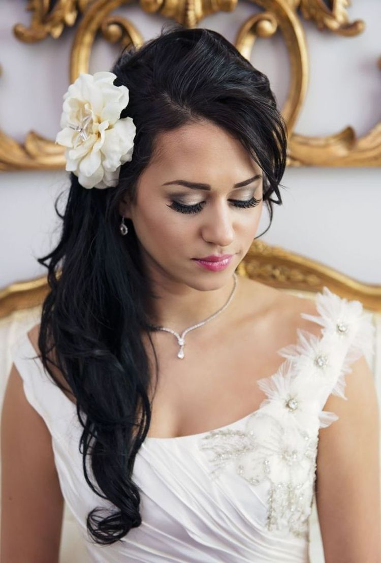 líčenie svadba tmavé vlasy ružové pery hnedé zlaté očné tiene