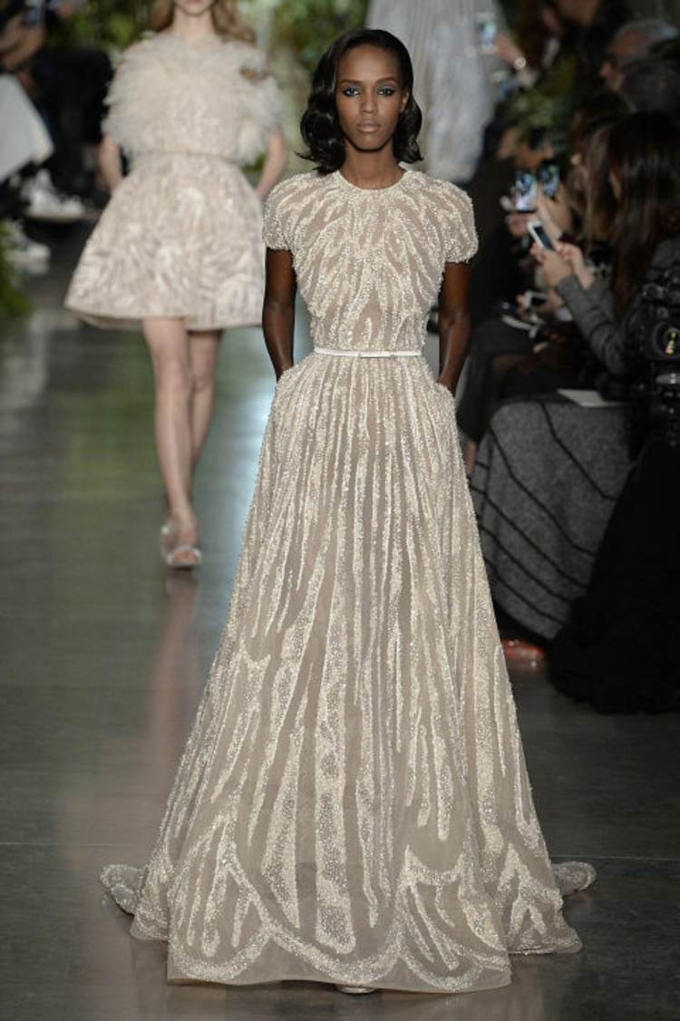 Modelka nevesty bez dekoltu a s opaskom ako prízvukom svadobné šaty nevesty módne elie saab hodvábna výšivka