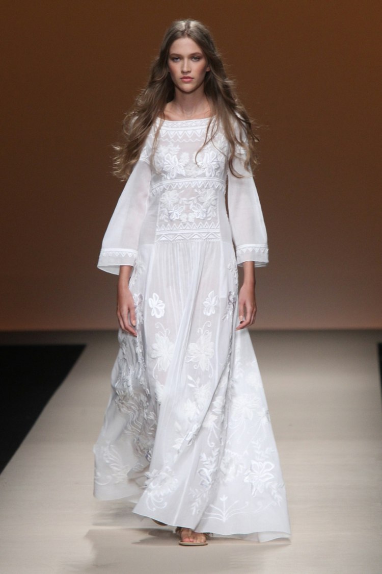 Móda svadobných šiat v štýle boho s dlhými, širokými rukávmi od Ferretti nevesta móda boho štýl alberta ferretti rukávy dlhý široký účes