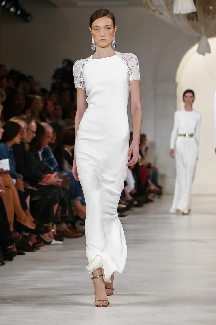 Jednoduchá svadobná móda s akcentmi v rukávoch nevesta jednoduchý dizajn šaty rukávy prízvuk ralph lauren mólo