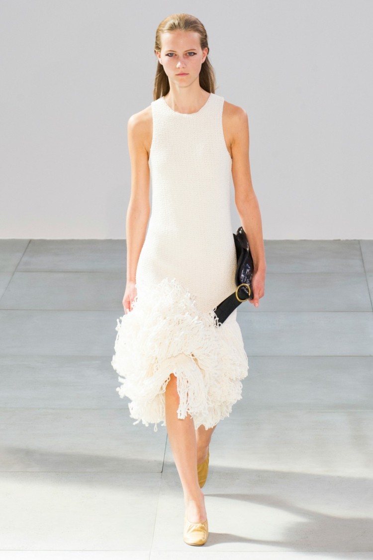 Pletená svadobná módna myšlienka od Phoebe Philo kolekcia módnych svadobných šiat pletená kabelka phoebe philo