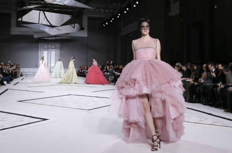 Móda nevesty - farebné svadobné šaty sú skutočným pútačom pozornosti móda nevesta orgován extravagantný nápad svadba farebné mólo