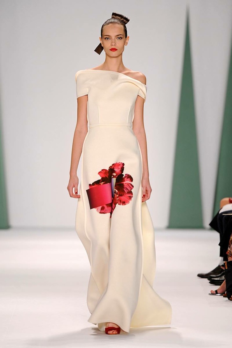 Jednoduchý model nevesty v krémovej farbe s červeným kvetinovým motívom nevesta móda kvetina červená krémová carolina herrera svadobné šaty updo