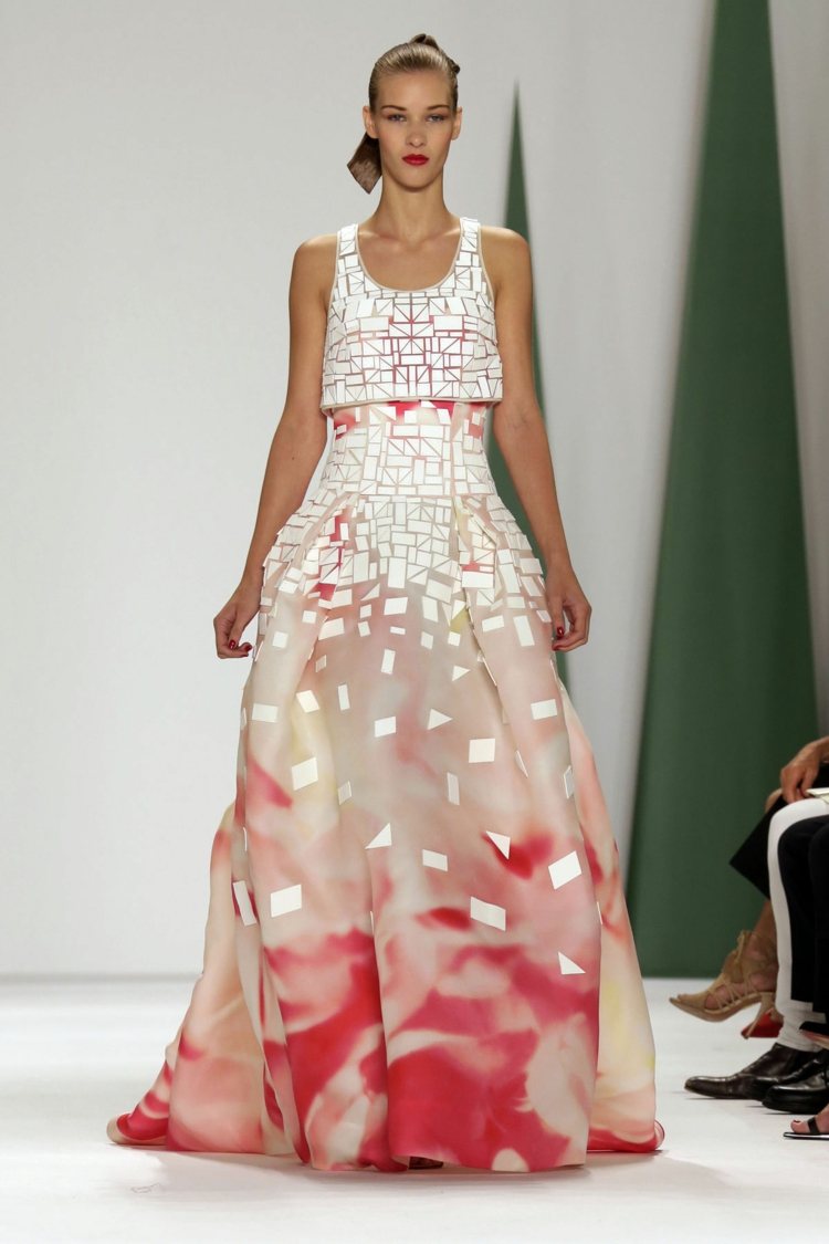 Model nevesty od Caroliny Herrera s geometrickými figúrkami v lososovi módne geometrické svadobné šaty design carolina herrera lososová biela