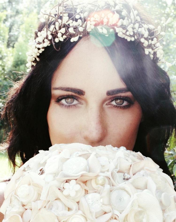 pekný vzhľad s vencom s bielymi kvetmi a akcentmi svadobný účes-veniec-romantické-kvety-tmavé-vlasy-líčenie-kytica-gombíky-biele