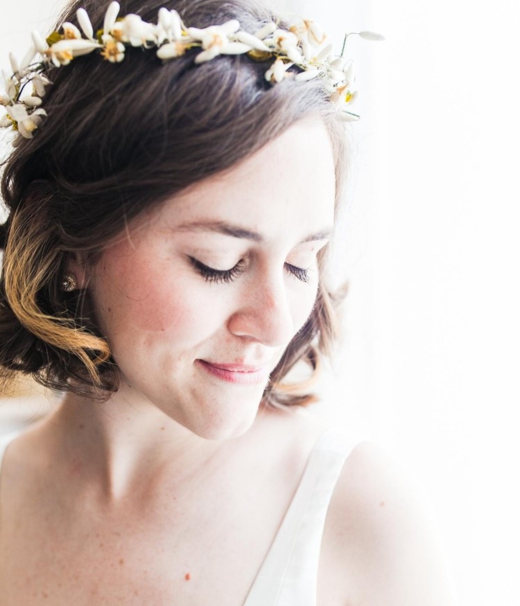 Svadobný účes s kvetinovým vencom pre stredne dlhé vlasy svadobný účes-veniec-romantické-kvety-stredne dlhé-vlasy-krátke-jednoduché-jednoduché