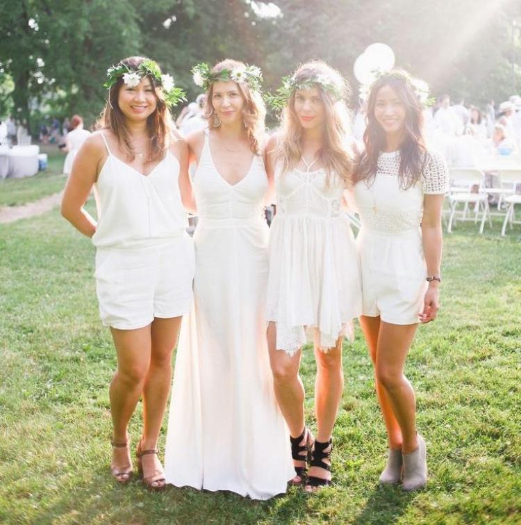 Účes s kvetinovým vencom pre nevestu a družičku svadobný účes-veniec-romantické-kvety-bohémsky-biela-svadba-ženy-hostia
