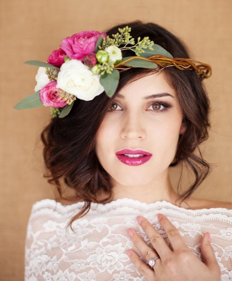 Svadobný účes s vencom z kvetov v atraktívnej farbe svadobný účes-kvetinový-veniec-romantické-kvety-rúž-fialové-šaty-čipky