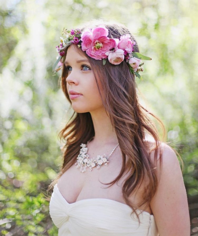 Svadobný účes s vencom zo sviežich ružových kvetov svadobný účes-veniec-romantické-kvety-dlhé-vlasy-farba-svadba-reťaz-prírody