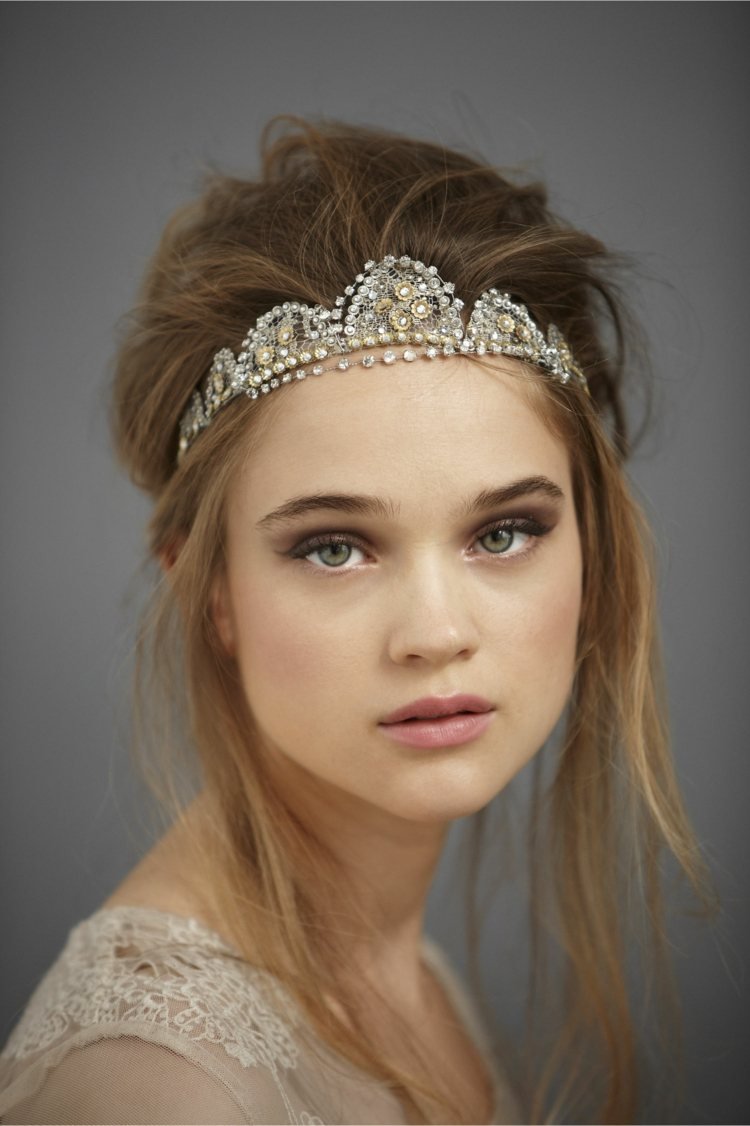 svadobný účes s diadémom ležérne vlasy kamienky čipka svadobný nápad