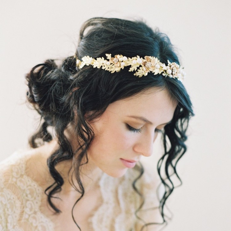 zlaté diadémové listy dubové korálky updo kučery sa tiahne