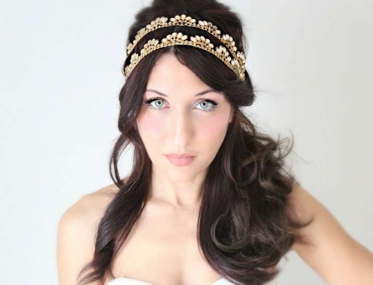 zlatý diadém svadobný účes napoly otvorený dva rady bruneta