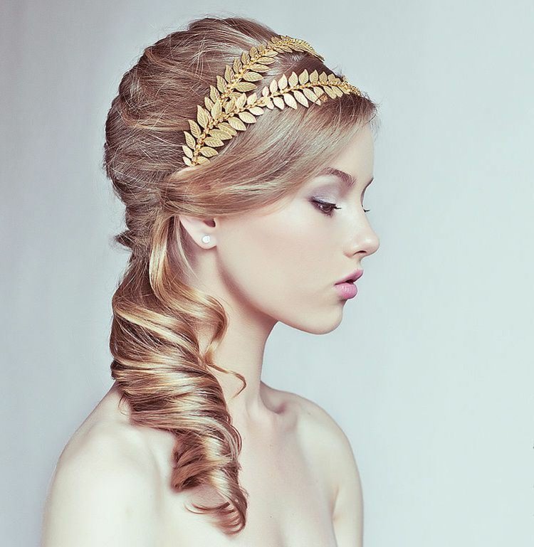 zlatý blaetter svadobný účes s pootvoreným vrkočom