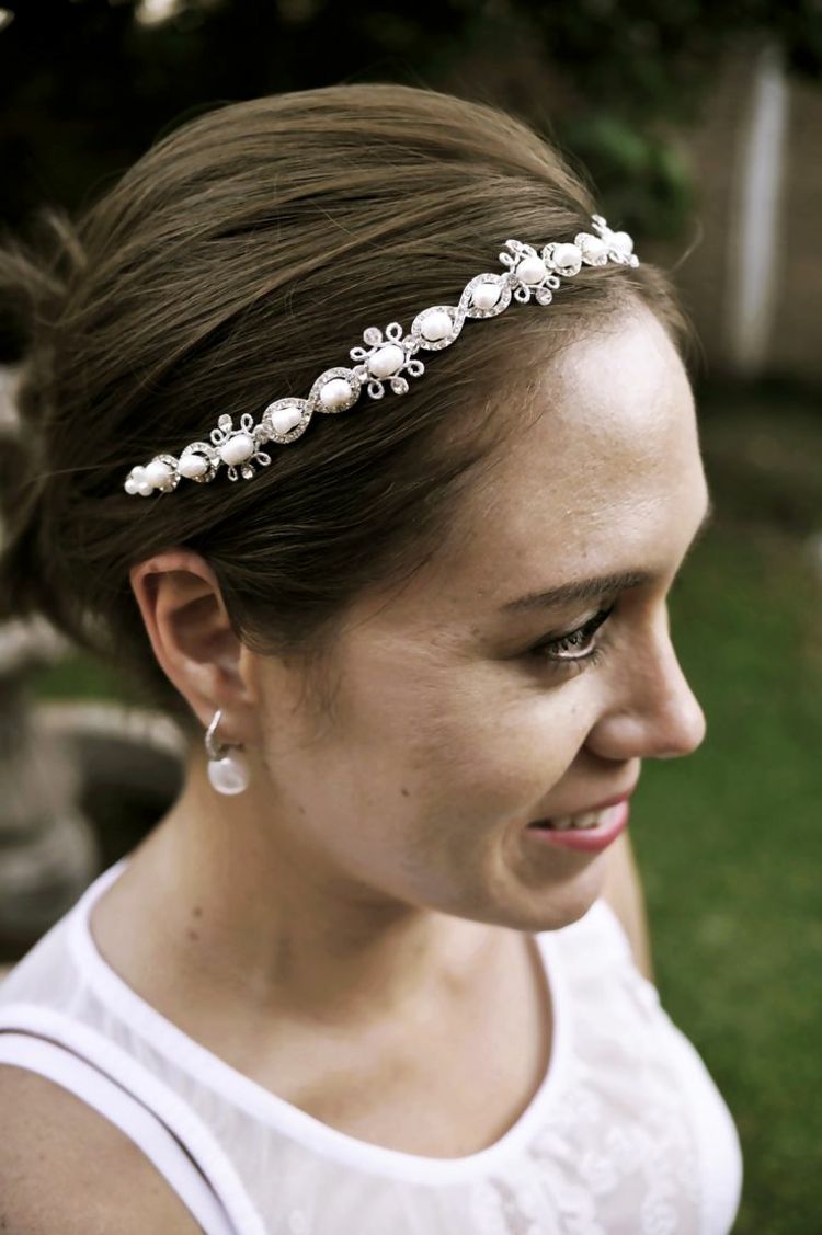 svadobný účes s diadémovou perlou drahokamu svadba