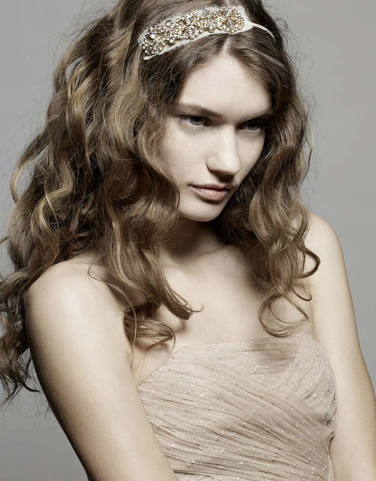 doplnok svadobný účes stužka korálky vlasy kučery svadba