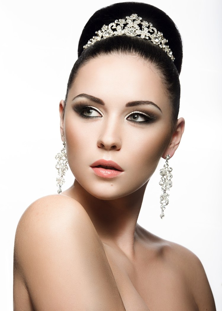 Prísny drdol svadobný účes s kamienkami náušníc s nápadom na diadém